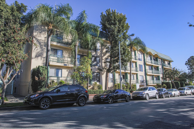 Sweetzer Towers in West Hollywood, CA - Foto de edificio - Building Photo