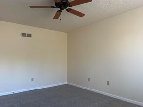 892 N Waterford Ln in Wilmington, DE - Building Photo - Building Photo