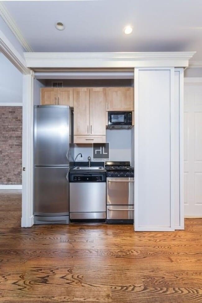 East 1st Street, Unit 4F