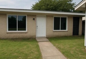 1405 La Fonda Dr in Seagoville, TX - Building Photo