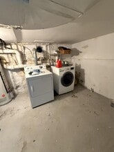 32-33 200th St in Queens, NY - Building Photo - Building Photo