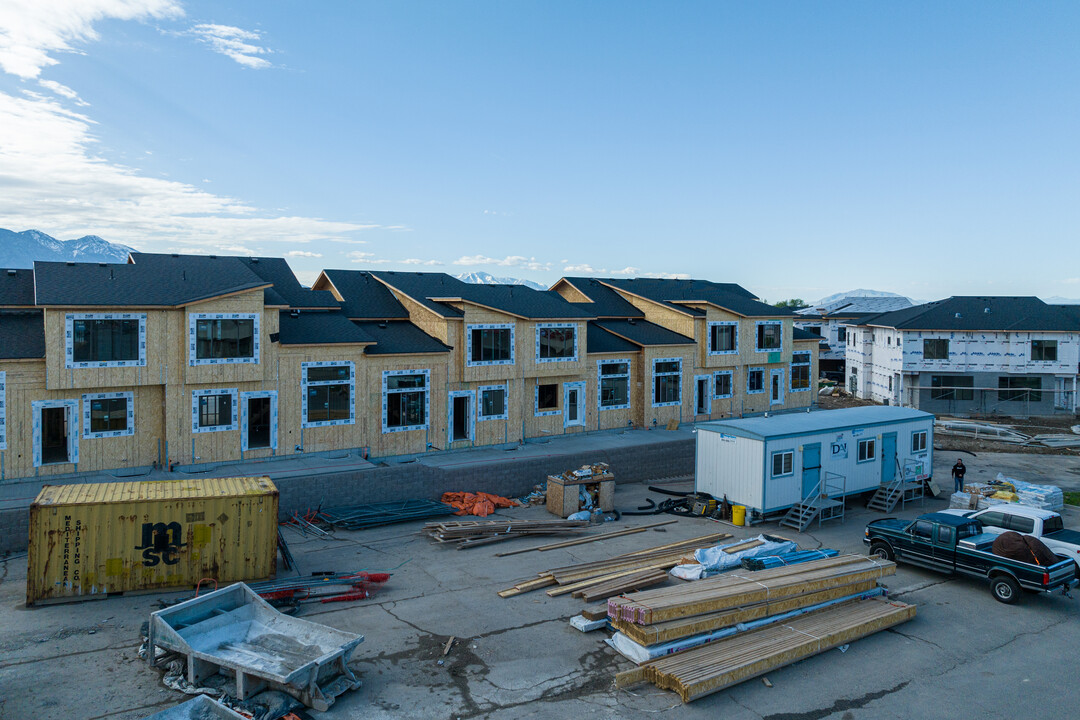 Village Square in Pleasant Grove, UT - Foto de edificio