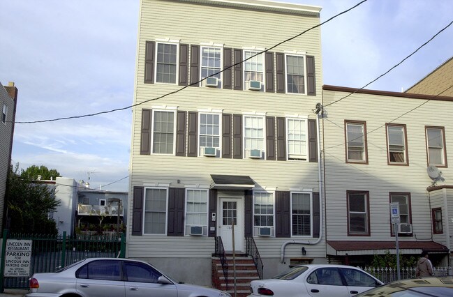 166 Griffith St in Jersey City, NJ - Building Photo - Building Photo