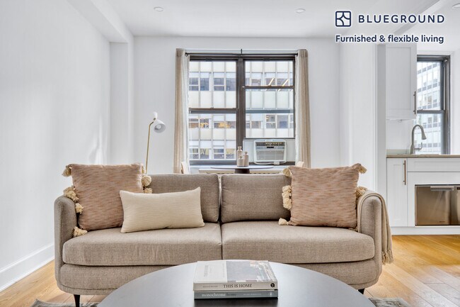 160 E 48th St in New York, NY - Building Photo - Building Photo