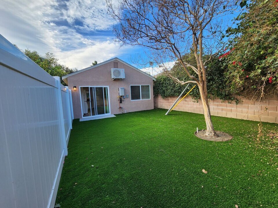19407 Calvert St in Los Angeles, CA - Building Photo