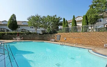 Towne at Lakewood Heights in Atlanta, GA - Building Photo - Building Photo