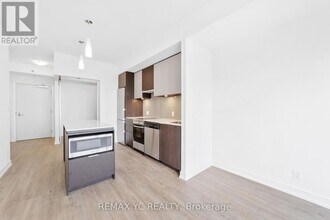 203 College St in Toronto, ON - Building Photo - Building Photo