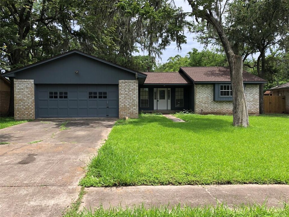 303 Dogwood St in Lake Jackson, TX - Building Photo