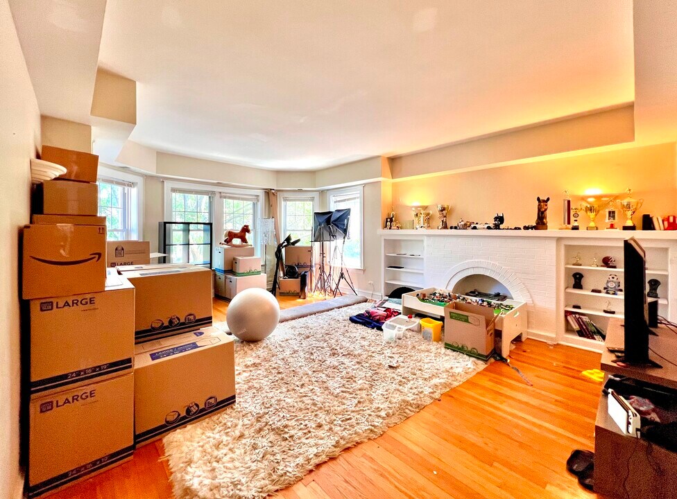 2141 W Arthur Ave in Chicago, IL - Building Photo