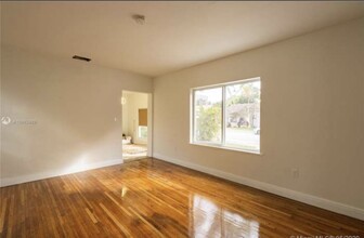1035 NW 47th St in Miami, FL - Building Photo - Building Photo
