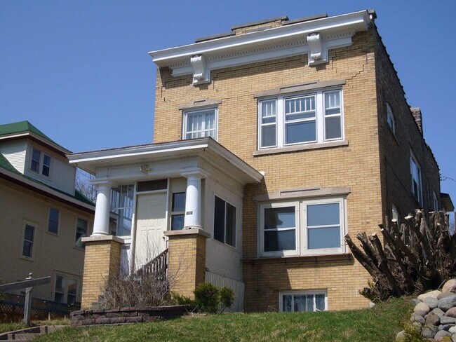 1927 E 5th St, Unit 2 in Duluth, MN - Building Photo - Building Photo
