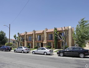 437 E Avenue Q7 in Palmdale, CA - Foto de edificio - Building Photo