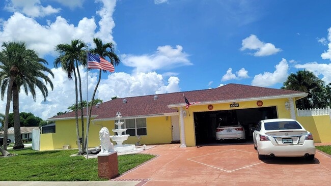 1283 Larch Way in Wellington, FL - Building Photo - Building Photo