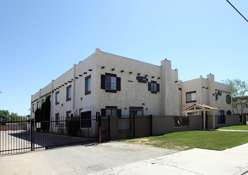 1140 E Avenue Q12 in Palmdale, CA - Foto de edificio