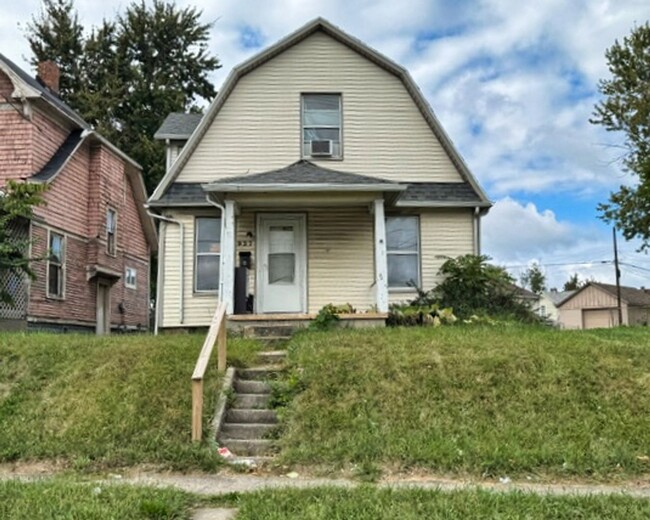 property at 927 Stillman St