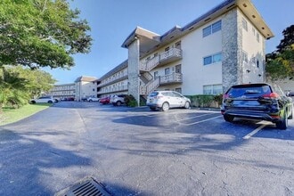 5102 NW 36th St, Unit 5102 NW 36th Street 604, in Lauderdale Lakes, FL - Foto de edificio - Building Photo