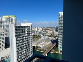 88 SW 7th St, Unit 3707 in Miami, FL - Foto de edificio - Building Photo