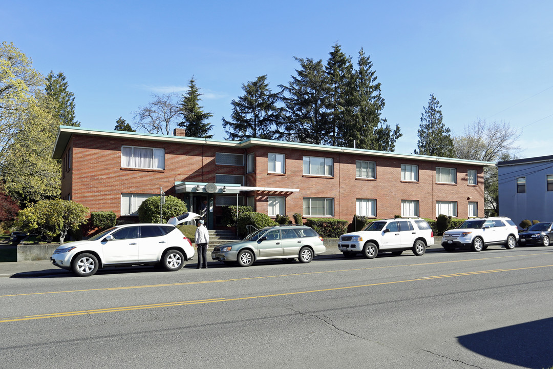 Admiral Crest Apartments in Seattle, WA - Building Photo