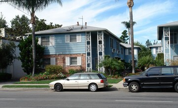 4935-4941 Whitsett Ave in Valley Village, CA - Building Photo - Building Photo