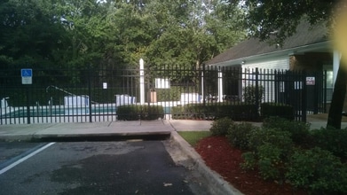 2738 W Tharpe St in Tallahassee, FL - Foto de edificio - Building Photo