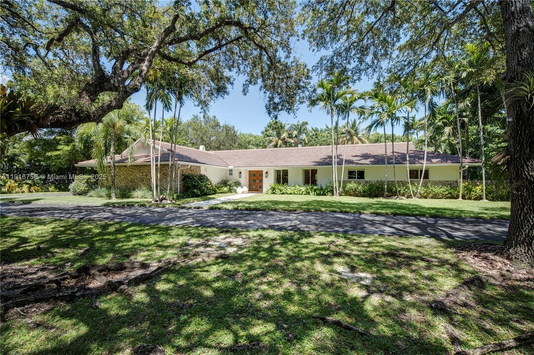 11905 SW 67th Ave in Pinecrest, FL - Building Photo