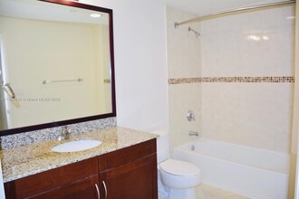 7266 SW 88th St in Miami, FL - Foto de edificio - Building Photo