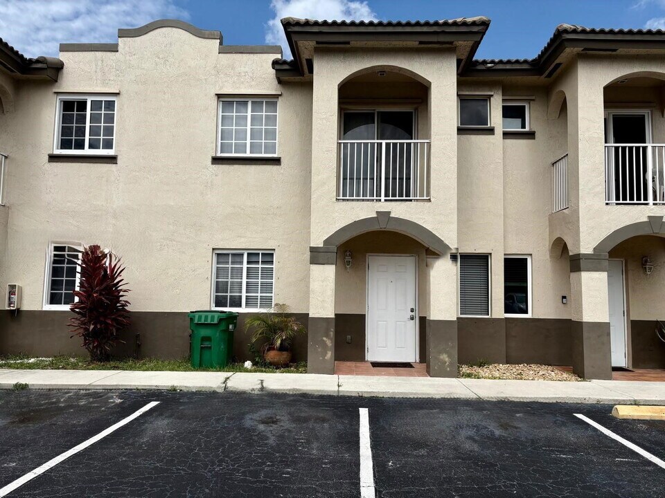 11416 NW 93rd Ct in Hialeah, FL - Building Photo