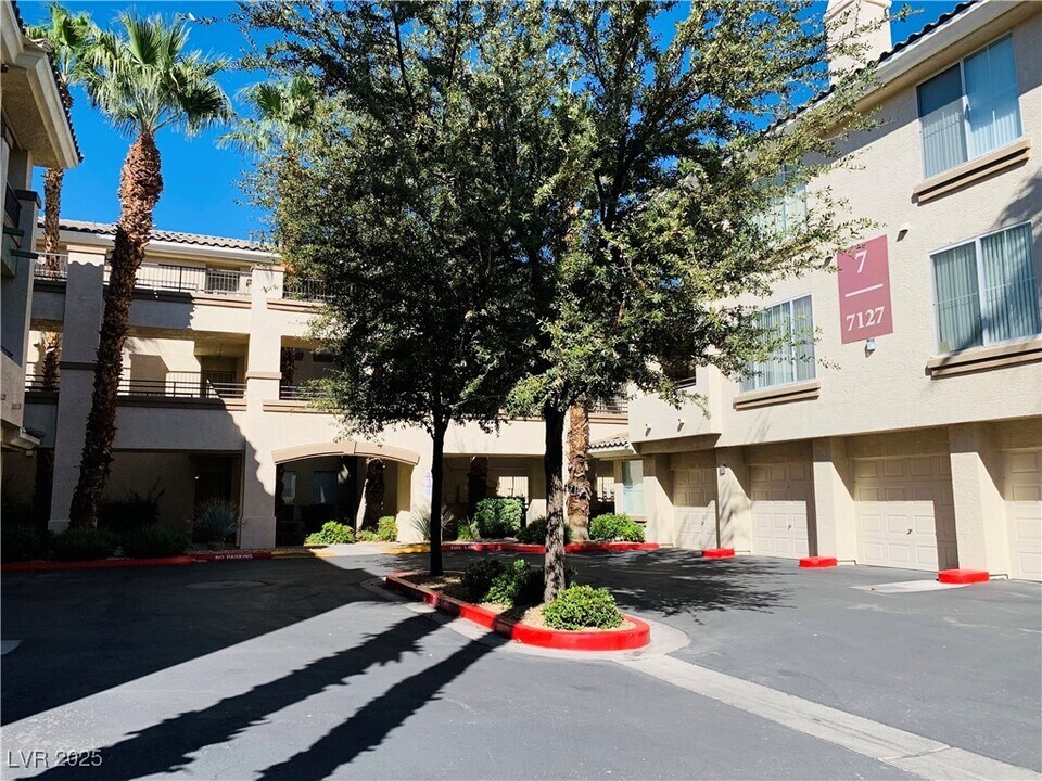 7127 S Durango Dr in Las Vegas, NV - Building Photo