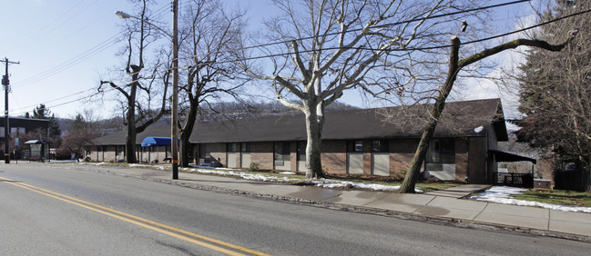 Versailles Apartments in McKeesport, PA - Foto de edificio - Building Photo