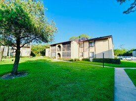 443 Pine Glen Ln in Greenacres, FL - Building Photo