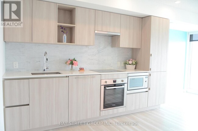17-1717 Bathurst St