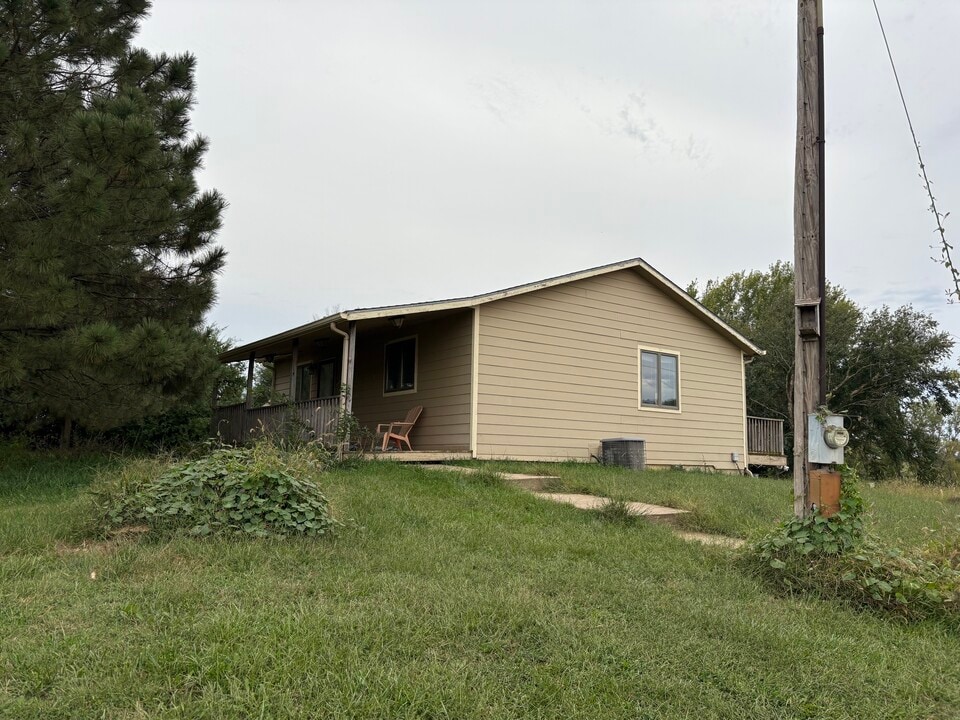 6163 N Holmes Rd in Salina, KS - Building Photo