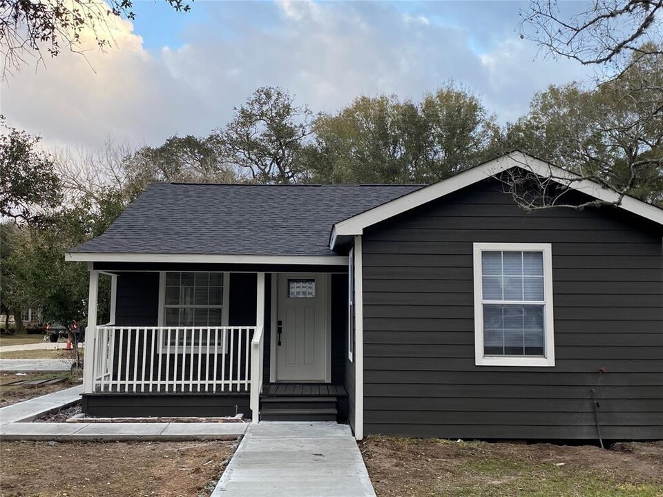 104 Mesquite St in Louise, TX - Building Photo