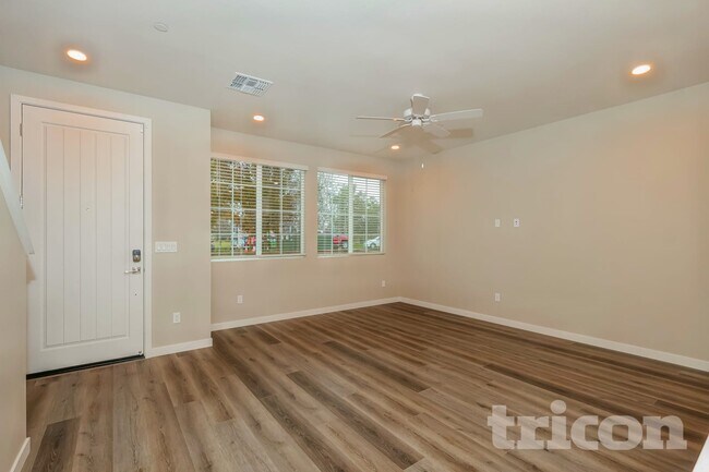 10602 Barrena Lp in Elk Grove, CA - Foto de edificio - Building Photo