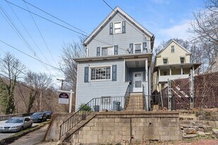 517 Center Ave in Pitcairn, PA - Building Photo