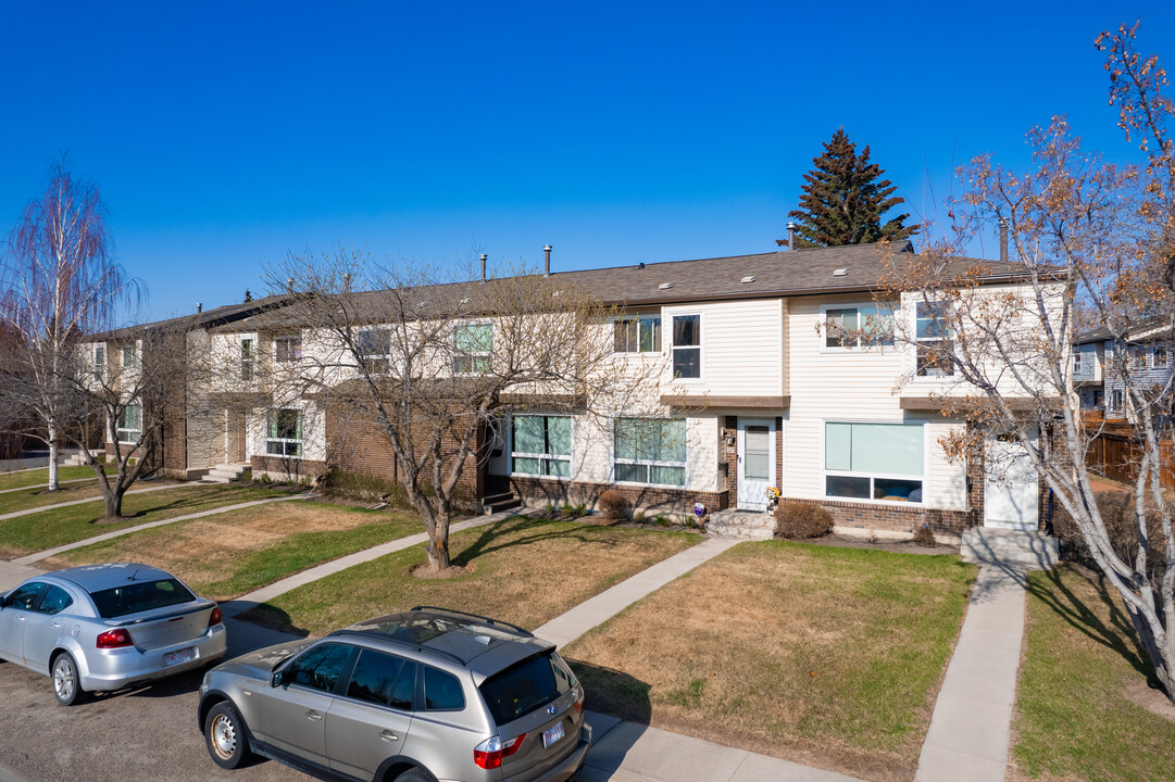 5625 Silverdale Dr NW in Calgary, AB - Building Photo
