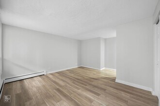 6832 S Crandon Chicago, IL 60649 in Chicago, IL - Foto de edificio - Building Photo