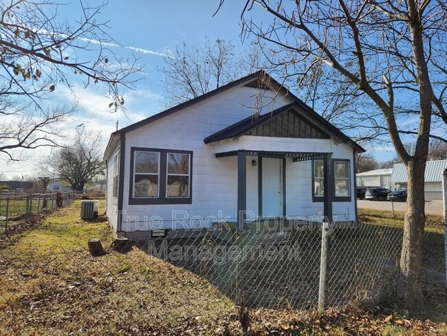 231 W 4th St in Ada, OK - Building Photo - Building Photo