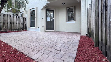 10261 NW 32nd Terrace in Doral, FL - Foto de edificio - Building Photo