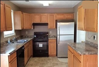 916 Holden Ln in Atlanta, GA - Building Photo - Building Photo