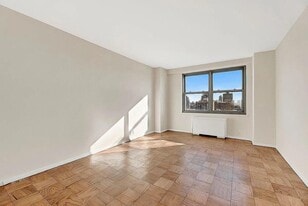 70-25 Yellowstone Blvd in Queens, NY - Building Photo