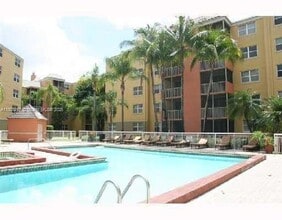 8225 Lake Dr, Unit 501 in Doral, FL - Building Photo - Building Photo