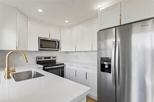 6225 NW 171st St in Hialeah, FL - Building Photo