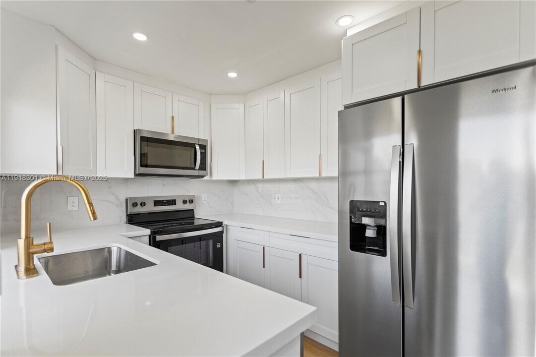 6225 NW 171st St in Hialeah, FL - Foto de edificio