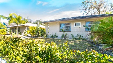 1211 Osceola Ave N in Clearwater, FL - Foto de edificio - Building Photo