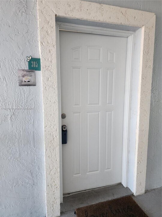 8640 SW 212th St in Cutler Bay, FL - Foto de edificio