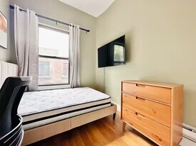 Furnished room/NOT APARTMENT in Queens, NY - Building Photo