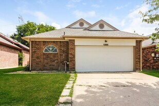1385 Chinaberry Dr in Lewisville, TX - Building Photo