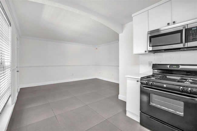 3245 Virginia St, Unit 26 in Miami, FL - Foto de edificio - Building Photo