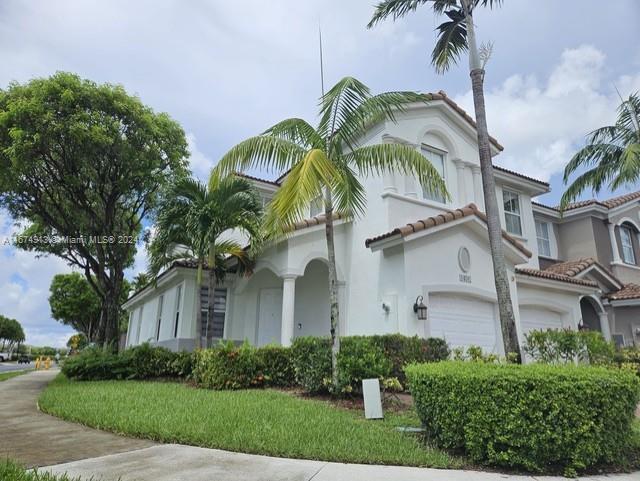 8406 NW 108th Pl in Doral, FL - Foto de edificio